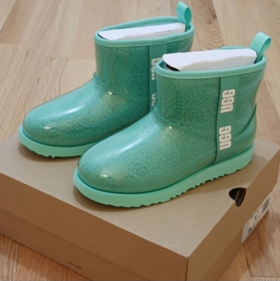 🔥 Todays Special Ugg Classic Clear Mini Waterproof Boots size 6 Youth/7.5 Women - Picture 6 of 13